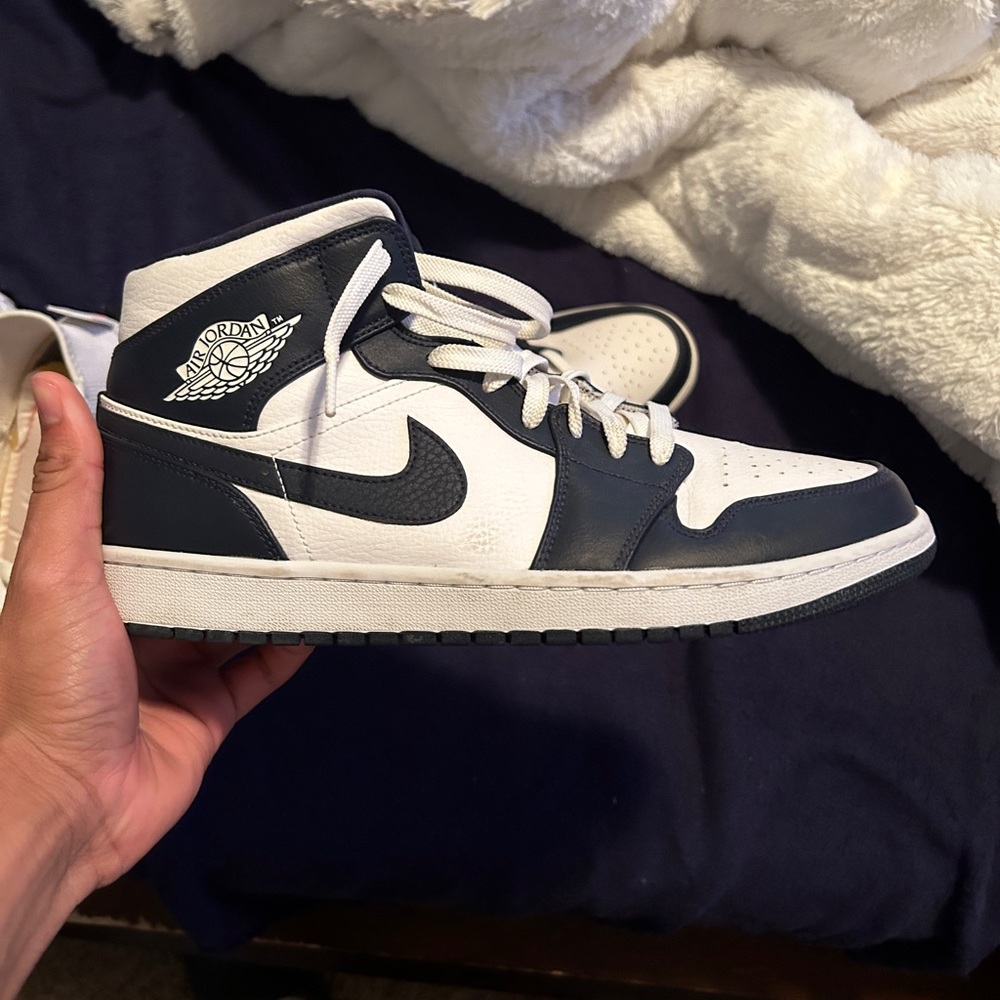 Jordan 1 Mid
White Metallic Gold Obsidian